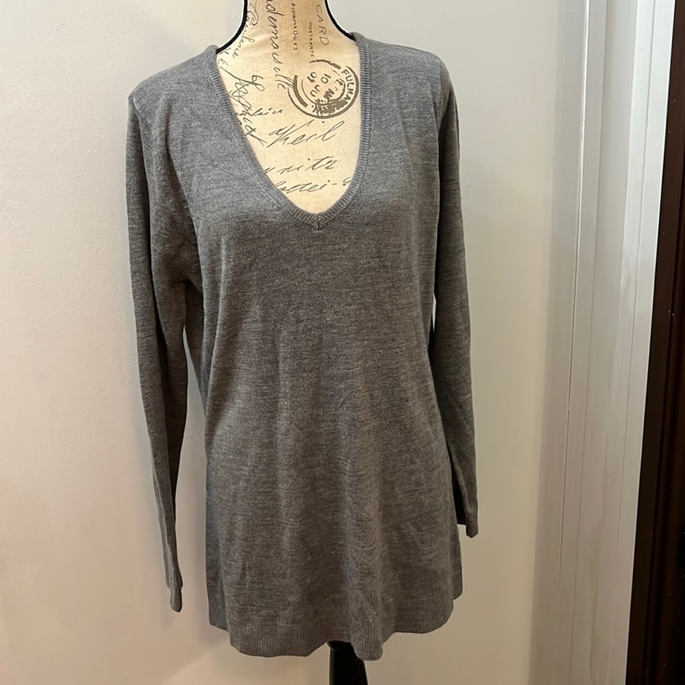 New York & Company Grey v-neck sweater XL brand new